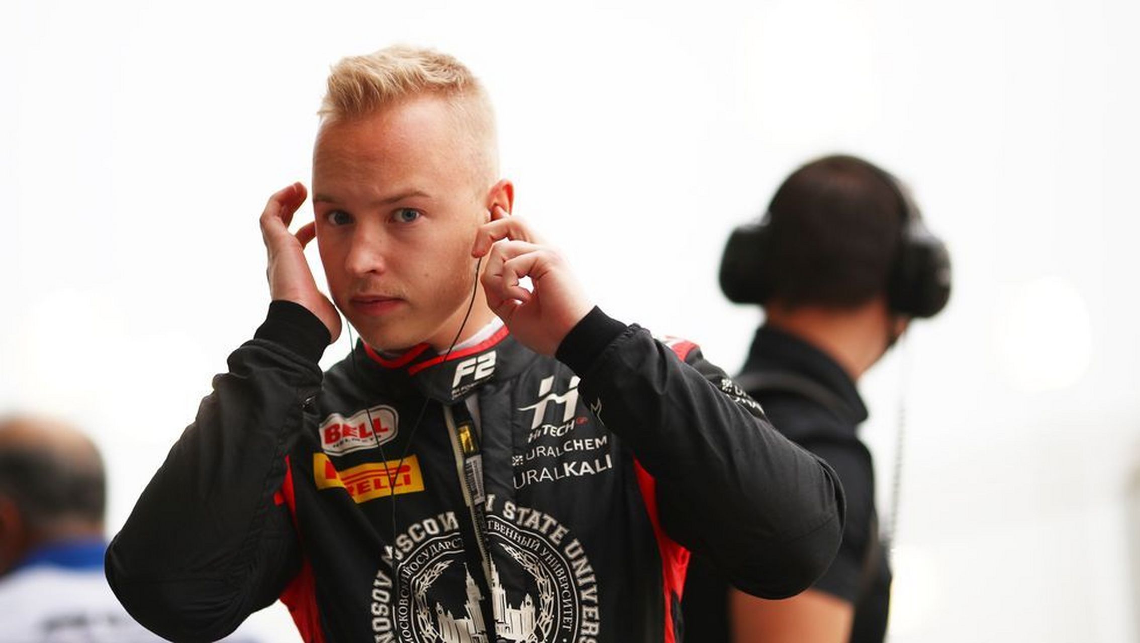 F1车队在比赛中受伤退赛，羽毛球队主帅表示担忧